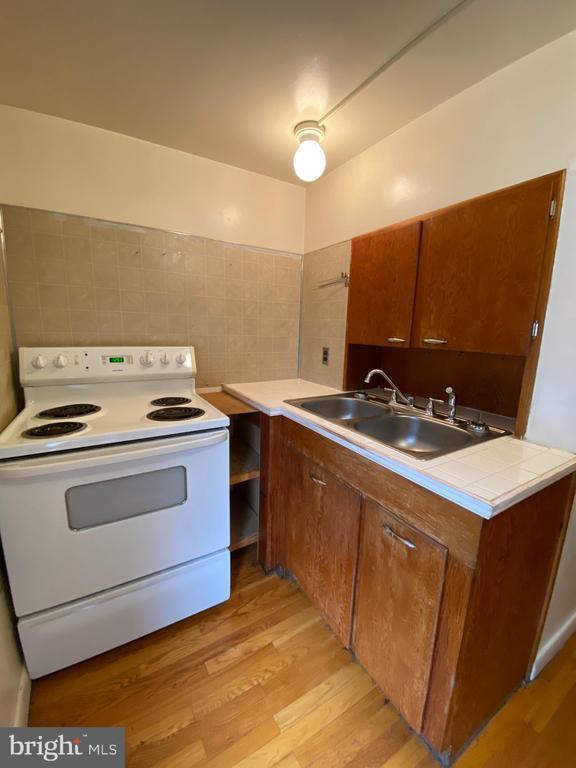 Primary Photo - 801 W King St