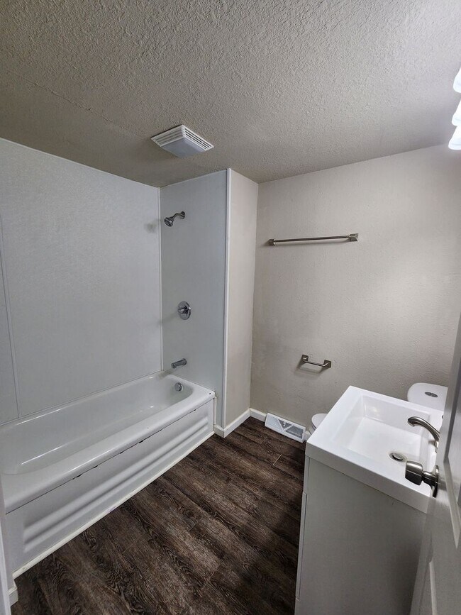 Foto del edificio - 3BR Home with Modern Kitchen in Knoxville, IA