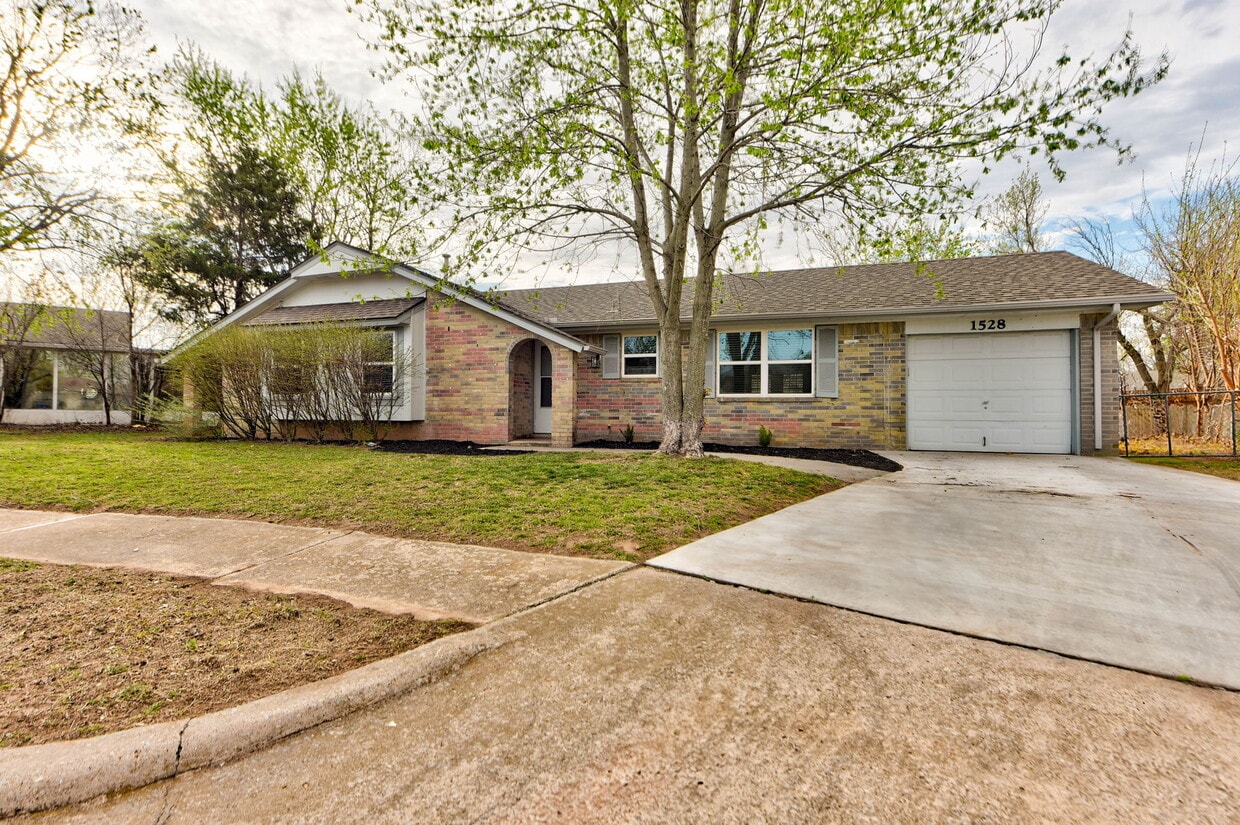 Photo - 1528 Elk Cir (Norman, OK)