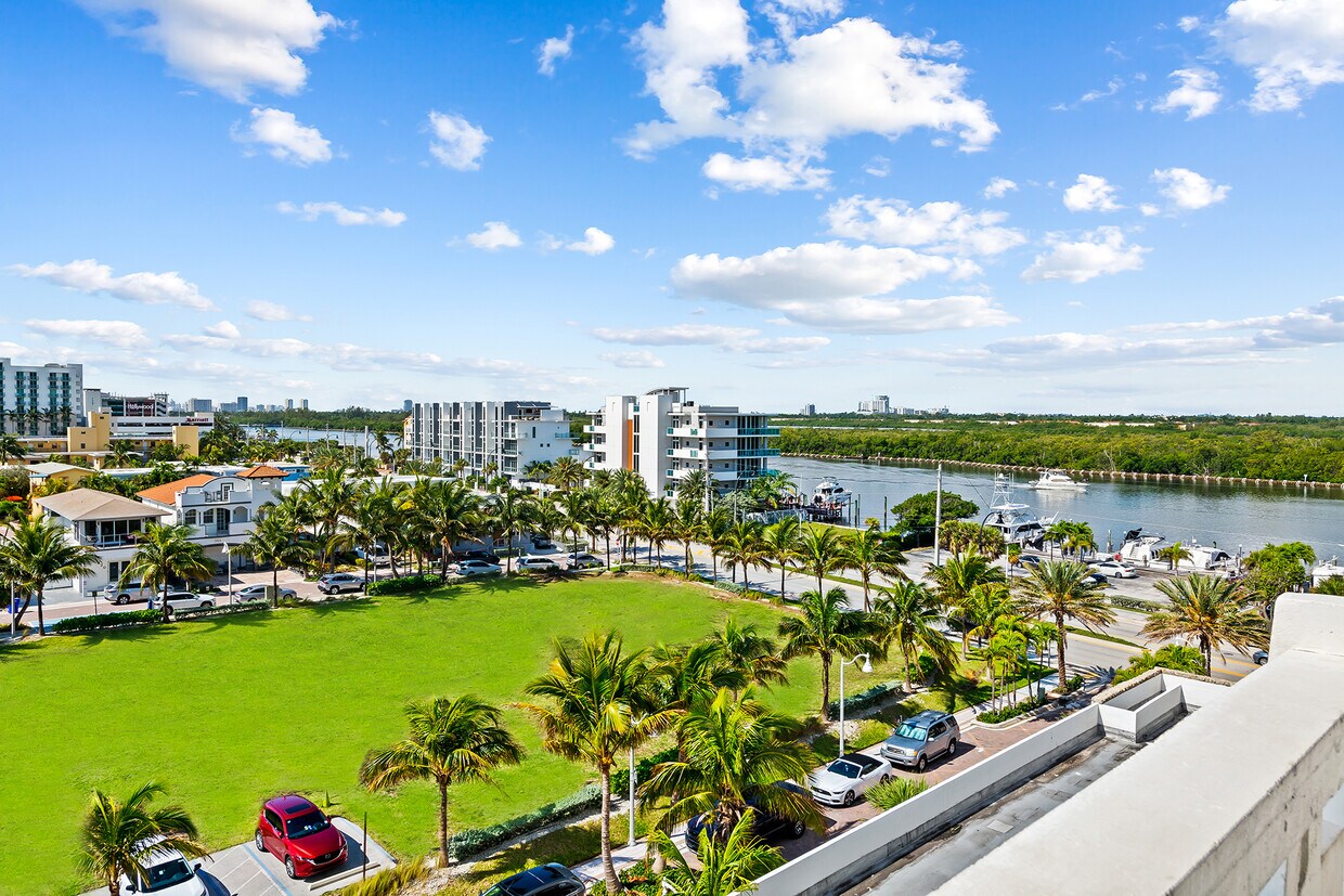 Primary Photo - 3111 N Ocean Dr