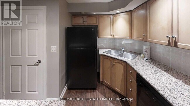 Building Photo - 250 Wellington St W