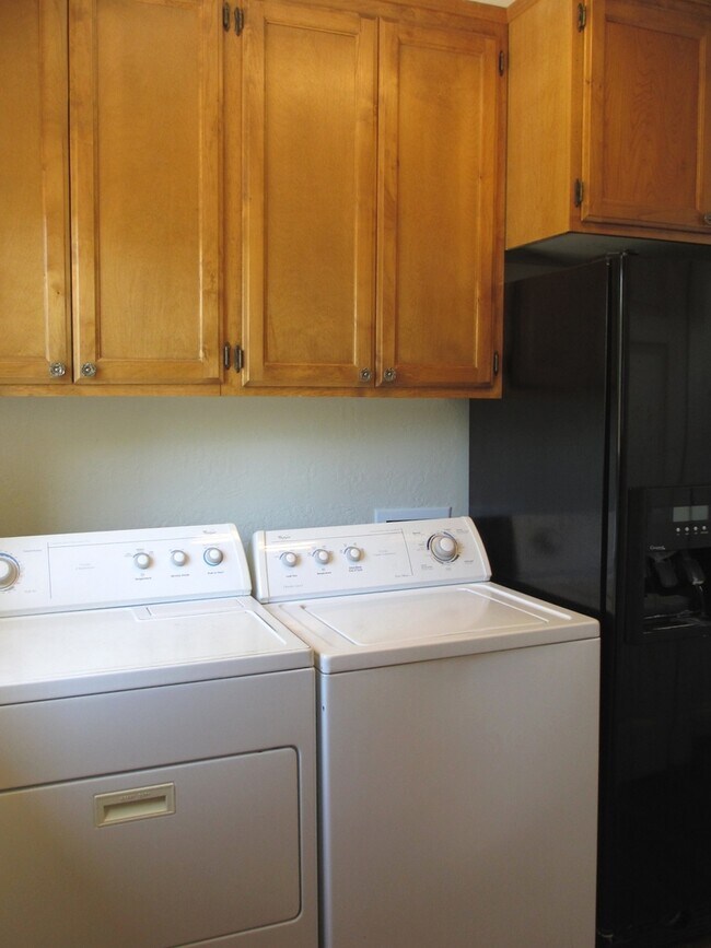 Foto del edificio - ROOMMATE NEEDED!!!  Beautiful  5+ Bedrooms...