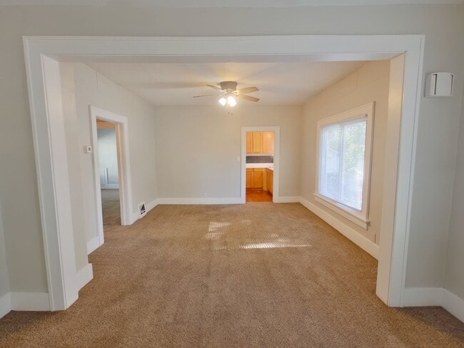 Building Photo - 322 N Spruce St