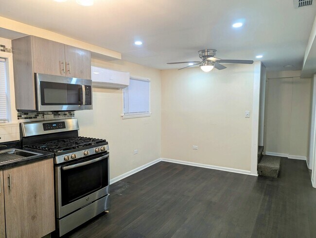 Foto del edificio - 6949 W Diversey Ave