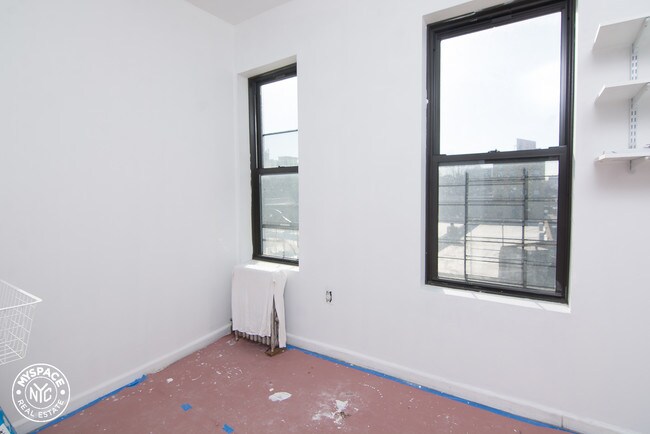 Building Photo - 122 31st St