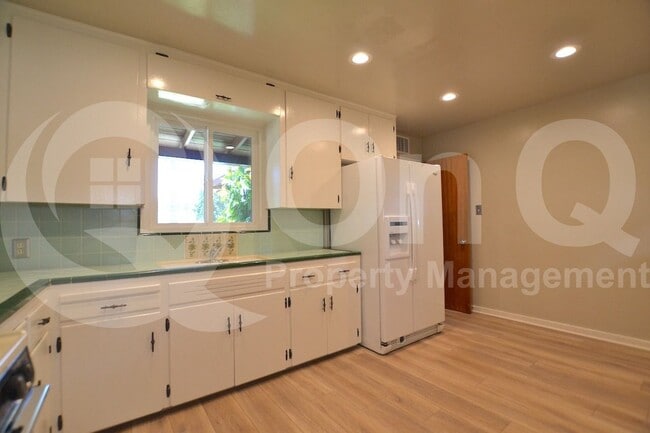 Building Photo - 1930 E Solano Dr