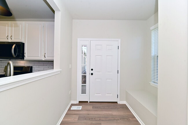 Building Photo - 2562 Golf Ridge Cir