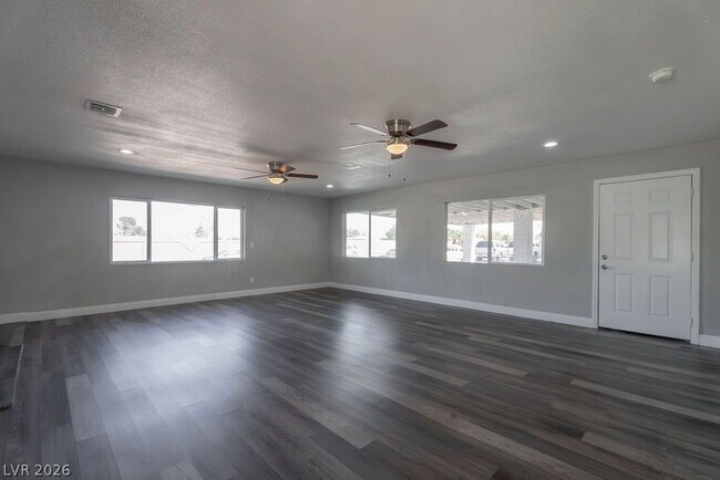 Building Photo - 1501 N Tonopah Dr