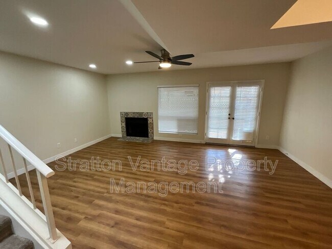 Building Photo - 815 E Grovers Ave