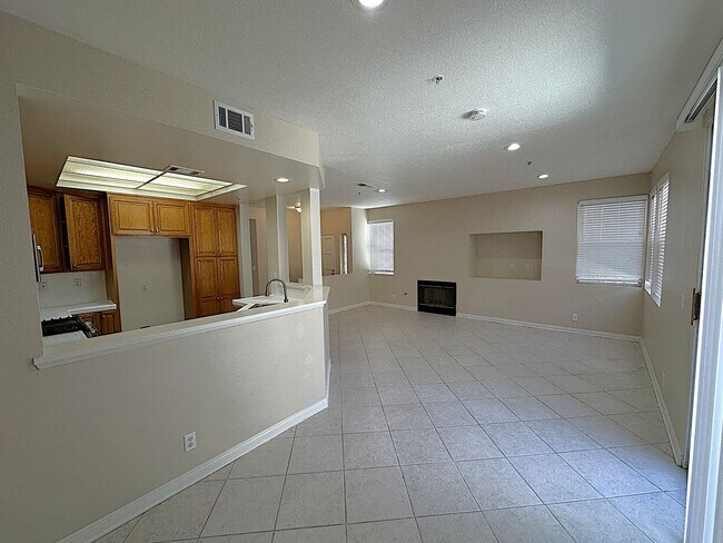 Building Photo - Spacious 4 Bed, 3 Bath Townhome in Gated W...