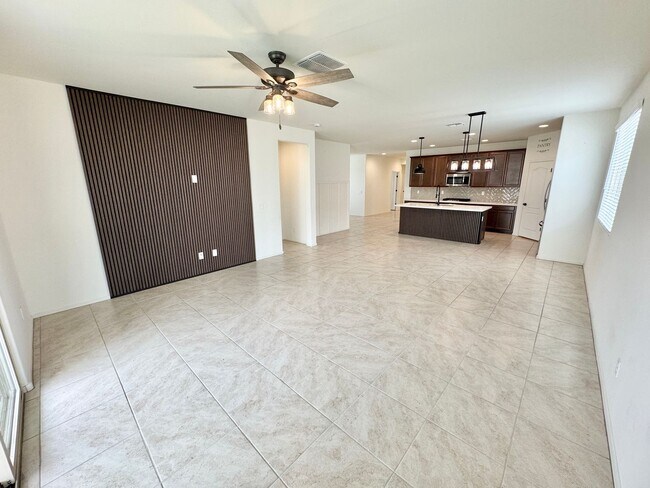 Foto del edificio - Beautiful 3 Bedroom 2 Bath Single Level Newer Built Home In Litchfield Park! Has Solar!