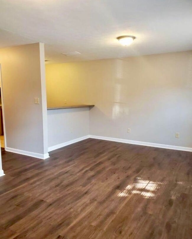 Building Photo - 2 Bedroom Of Richmond Road! ALL ELECTRIC!