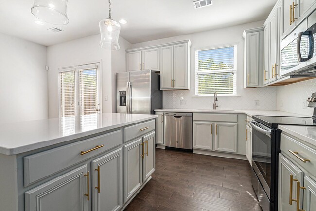 Building Photo - 5581 Oak Pl