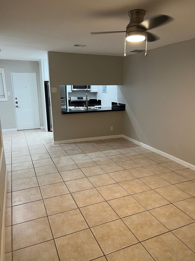 Building Photo - Available NOW  - 2 story 2 Bed 1 Bath - 2 Parking - Water Paid