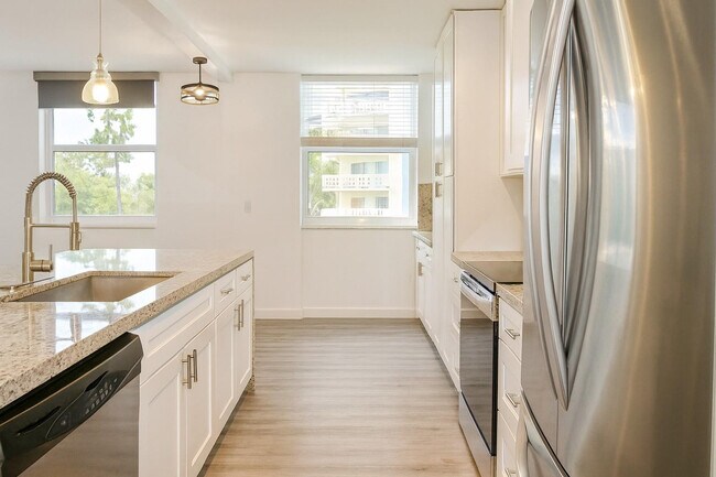 Foto del edificio - 4200 Hillcrest Dr