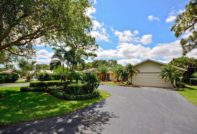 Building Photo - 291 Country Club Dr