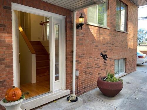 Building Photo - 722 W Junior Terrace