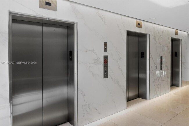 Building Photo - 540 Brickell Key Dr