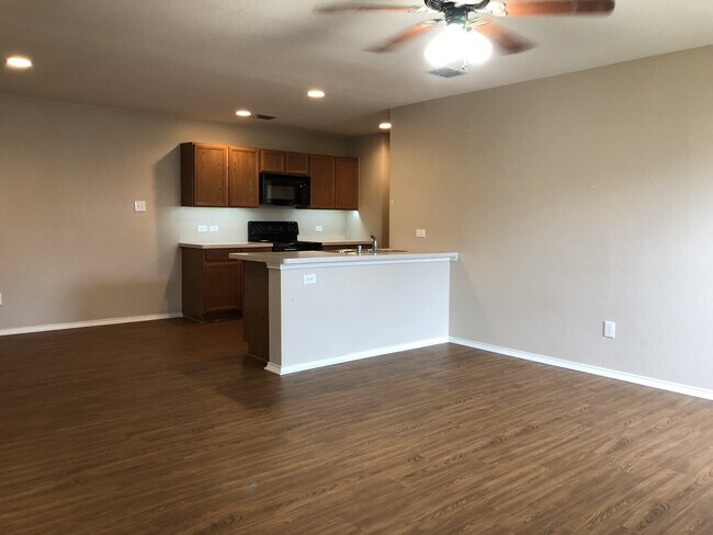 Building Photo - 2 bedroom 2 Bath Duplex in Crowley