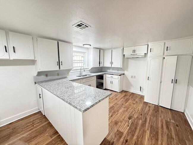 Foto del edificio - 3409 N Coltrane Rd