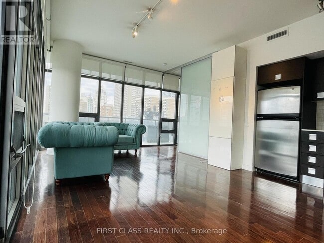 Building Photo - 33 Charles St E