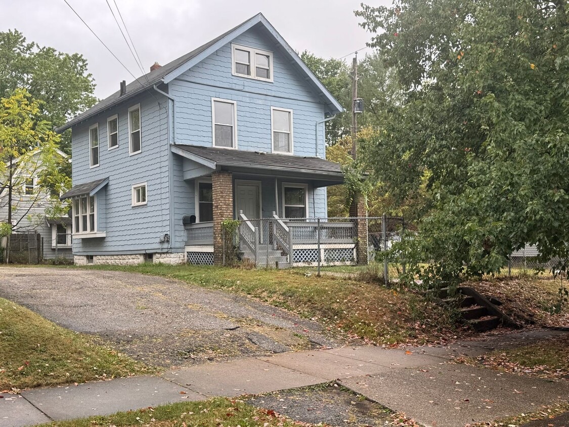 Foto principal - Single Family Home 4 Bedroom and 1 Bath