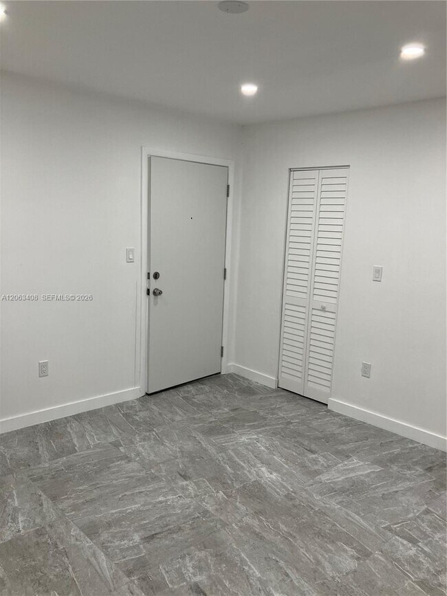Foto del edificio - 8305 SW 72nd Ave
