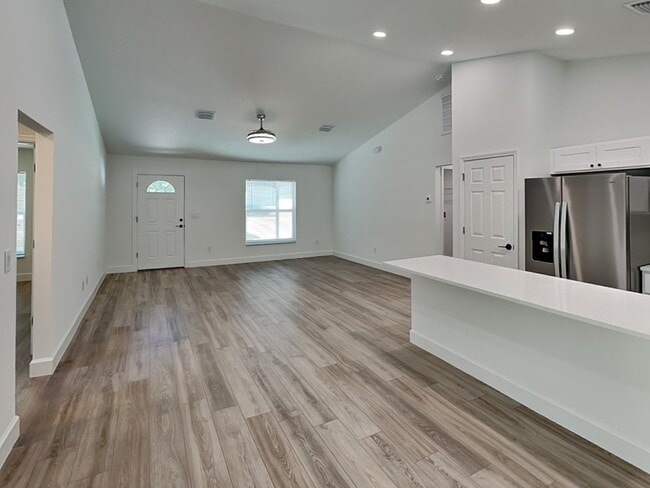 Building Photo - 15135 SW 16th Pl