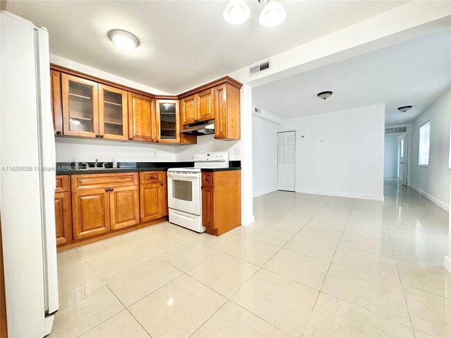 Building Photo - 1122 NW 32nd Ct