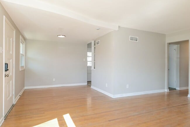 Building Photo - 380 St Eugene Ln