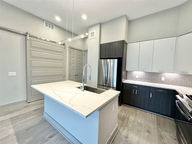 Foto del edificio - 401 W 25th St