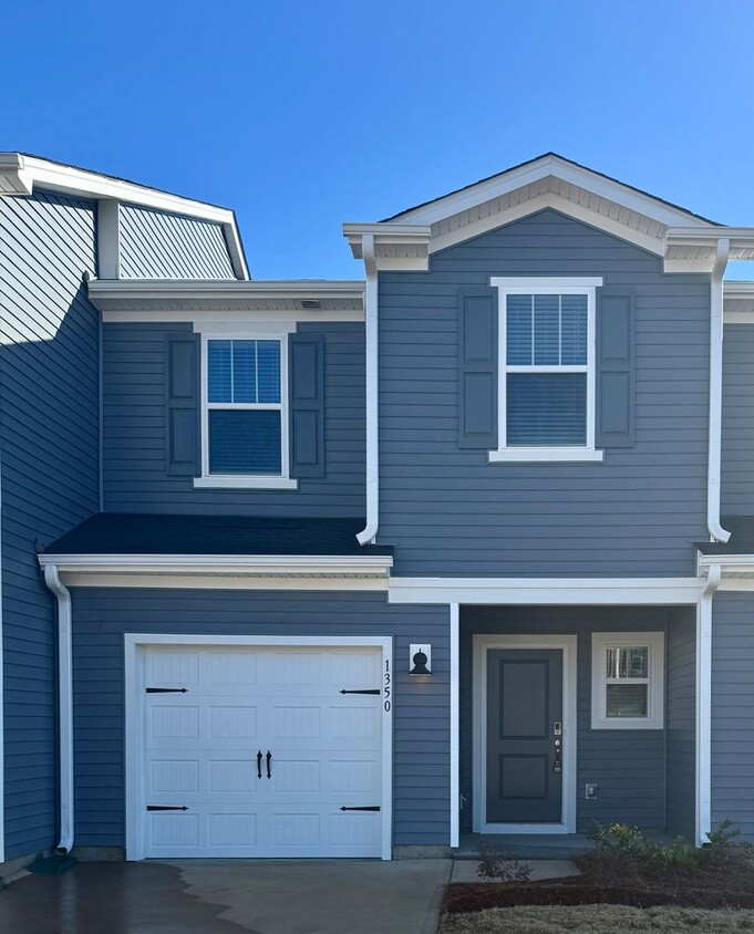 Foto principal - Beautiful, Brand New 3BR Townhouse in Concord