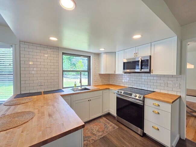 Foto del edificio - $3,050 - 4 Bed / 2.5 Bath Beautiful Home in Upper South Hill