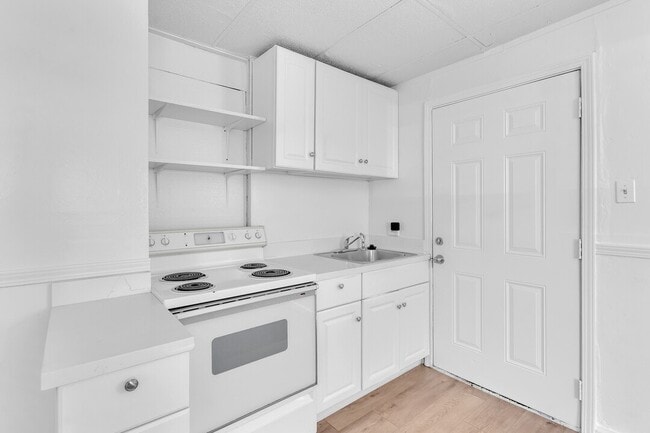 Building Photo - 7901 Hillside Dr