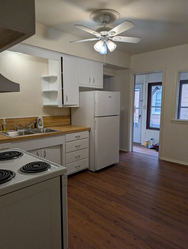 kitchen - 305 N Center St