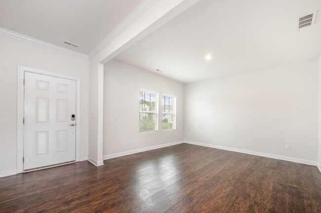 Foto del edificio - 8604 Caruthers Dr