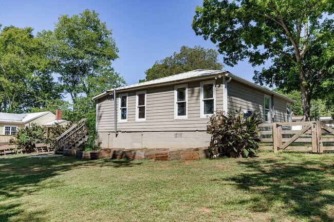 Building Photo - 269 Park Dr