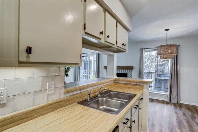 Building Photo - 700 Thicket Ln