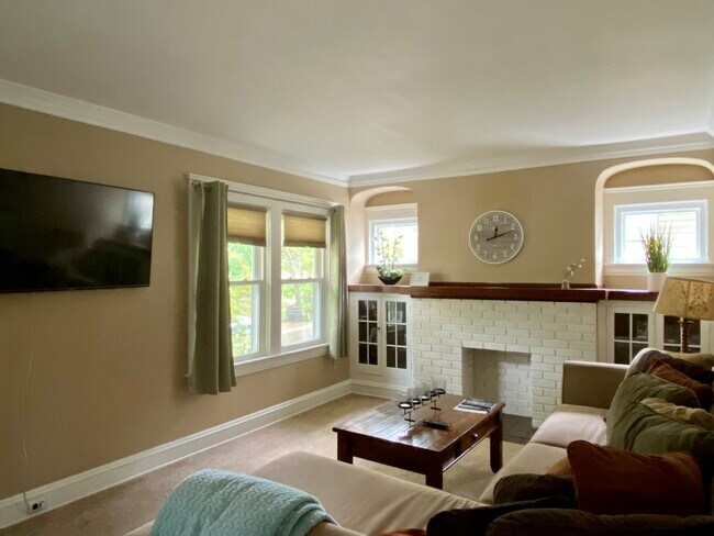 Living room - 1636-2 Grace Ave