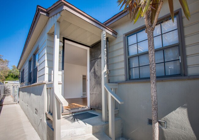 Building Photo - 1514 Oakwood Ave