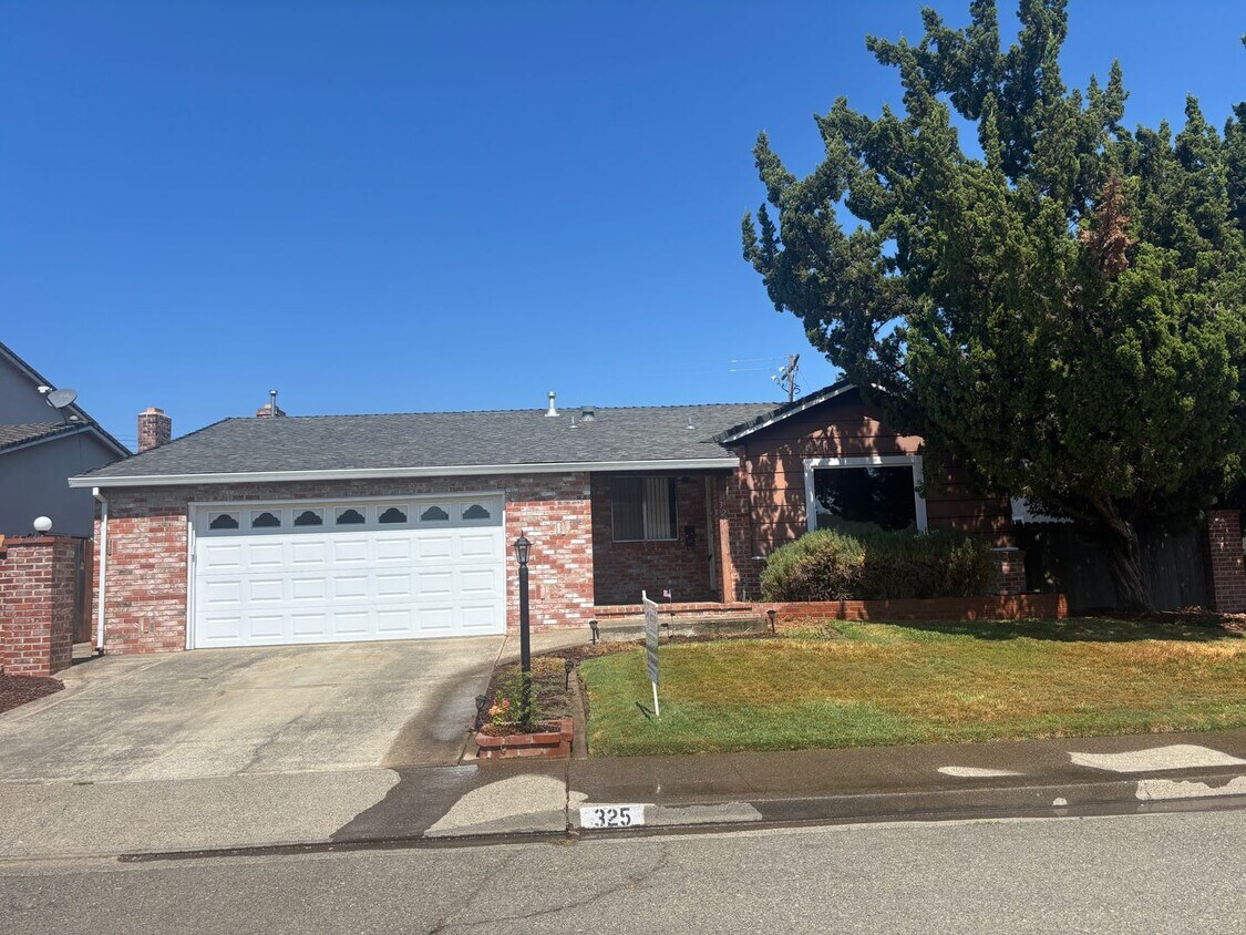 Foto principal - Central Roseville 3 Bedroom 2 Bath, Separa...