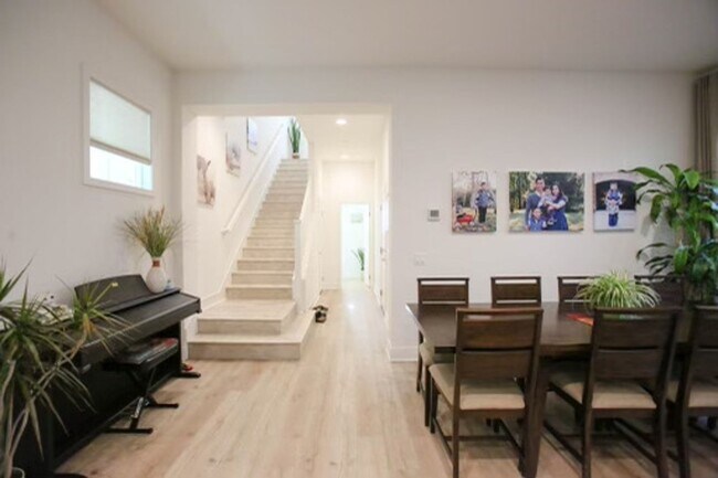 Building Photo - Newer Development 4-Bed House in Santa Ana