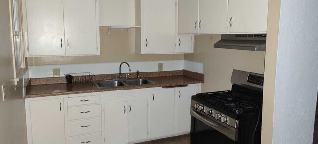 Foto del edificio - 319 W Ridge Rd