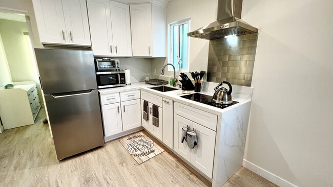 New appliances with new cookware - 10281 Courson Dr