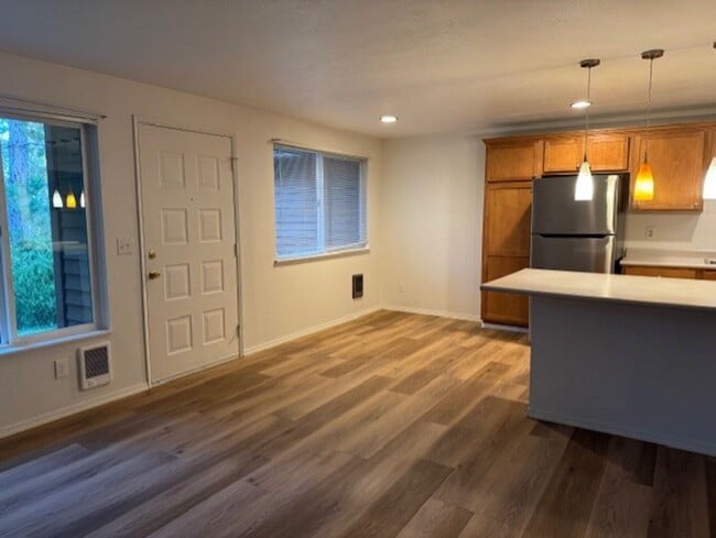 Building Photo - MOVE IN SPECIAL $500 OFF FIRST MONTHS RENT / NE Bend on large lot