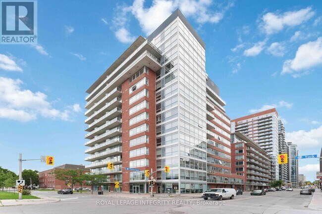 Building Photo - 180 York St