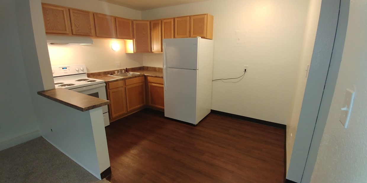 KITCHEN / DINING - Fairway Valley Apartments