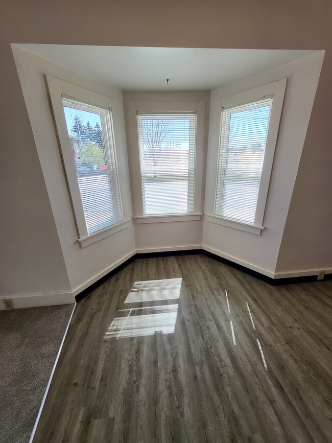 Dining Area - 860 N 15th St