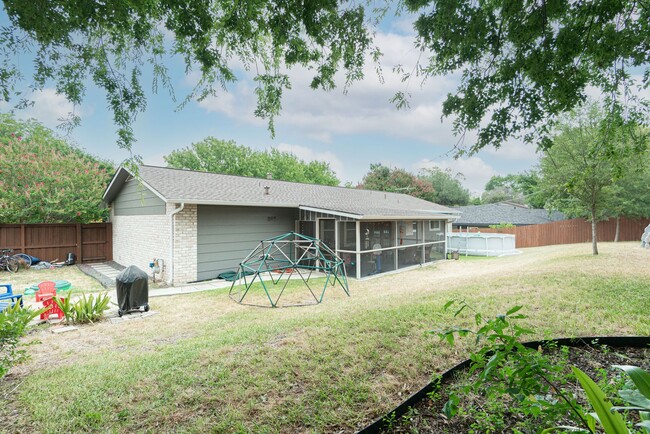 Building Photo - Northwoods Charmer