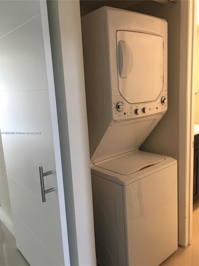 Foto del edificio - 10951 N Lakeview Dr